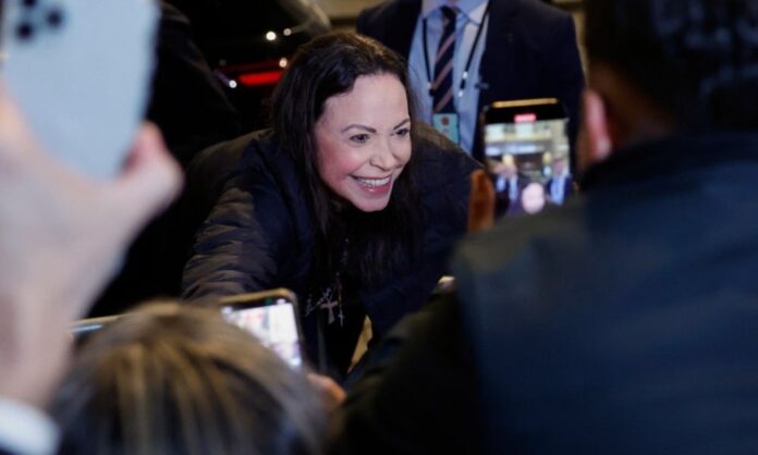 maria-corina-machado-chega-a-oslo-e-faz-primeira-aparicao-publica-em-11-meses