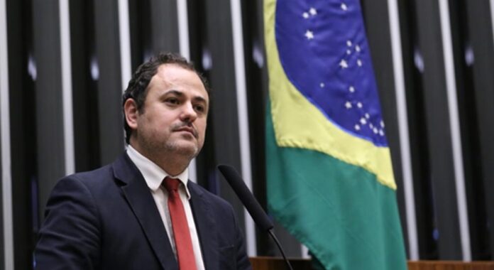 em-vez-de-cassacao,-camara-aprova-suspensao-do-mandato-de-glauber-braga-por-seis-meses