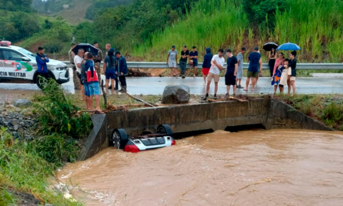 tres-pessoas-da-mesma-familia-morrem-apos-carro-ser-arrastado-por-enxurrada-em-palhoca-(sc)