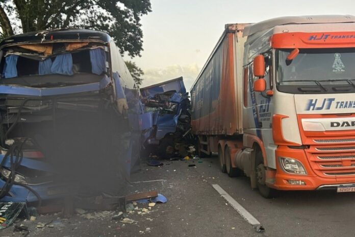 acidente-com-carretas,-onibus-e-carro-deixa-43-feridos-e-1-morto-em-sp