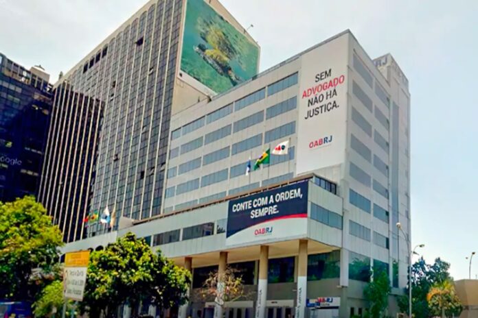 lei-do-paleto:-alerj-dispensa-terno-e-gravata-em-audiencias-no-verao