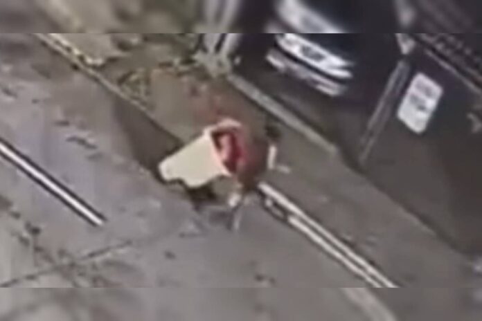 dupla-levou-corpo-de-mulher-nua-com-maos-e-pernas-amarradas-em-lixeira