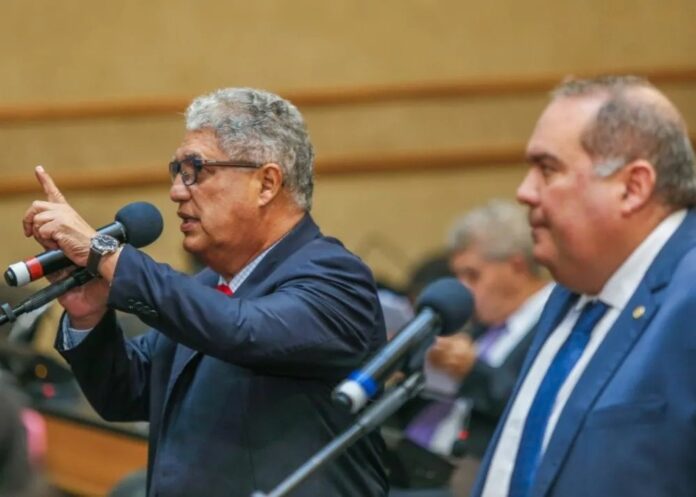 al-ba-tem-forte-obstrucao-da-oposicao-e-encerra-sessao-as-3h30-apos-mais-de-12h-de-discussao