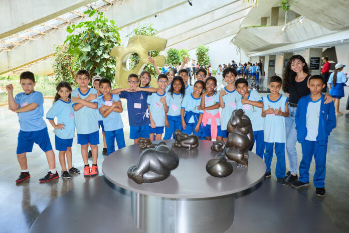 sergio-camargo:-estudantes-da-rede-publica-visitam-mostra-inedita-do-escultor-no-teatro-nacional