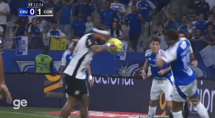 foi-mao?-cruzeirenses-alegam-que-gol-de-memphis-foi-irregular