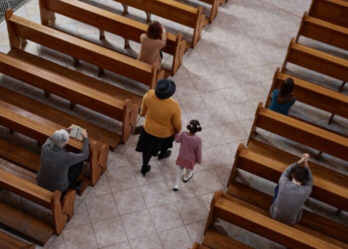 cresce-numero-dos-que-creem-em-deus-sem-frequentar-a-igreja-na-america-latina,-mostra-estudo