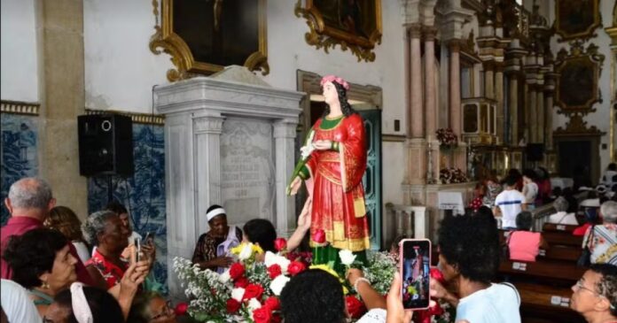devotos-homenageiam-santa-luzia-neste-sabado-em-salvador;-confira-programacao