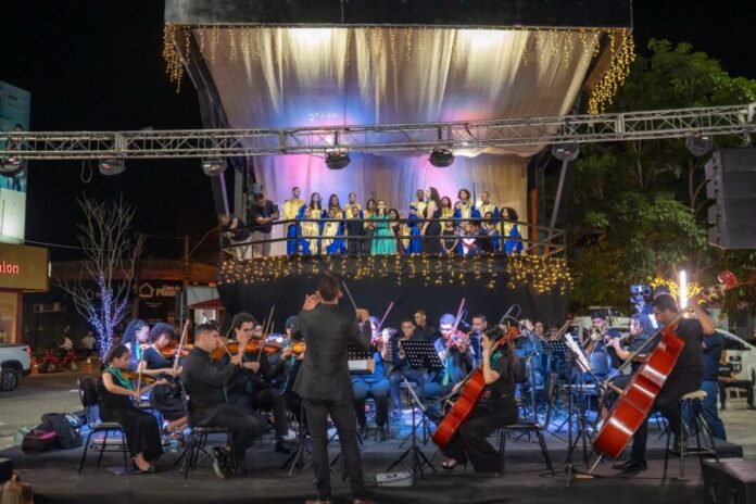 evento-de-lancamento-do-natal-iluminado-reune-familias-na-praca-central-de-teixeira-de-freitas