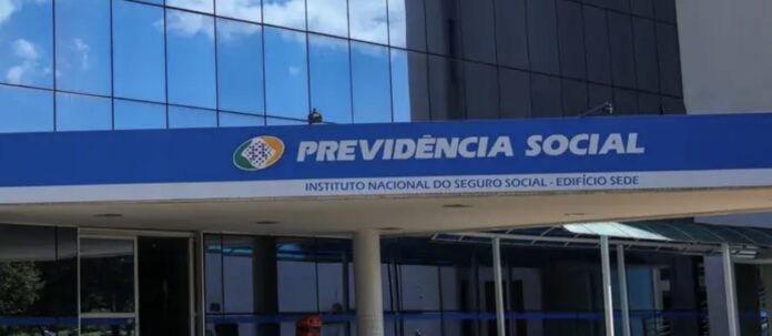 mulher-e-presa-suspeita-de-fingir-ser-advogada-e-aplicar-golpes-em-idosos-no-inss