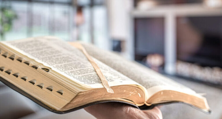 dia-da-biblia:-a-influencia-historica-e-cultural-do-livro-sagrado
