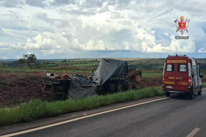 carreta-perde-o-controle,-invade-canteiro-e-capota-em-rodovia-no-df