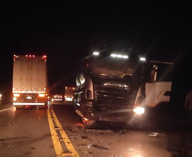 colisao-frontal-entre-carro-e-caminhao-interdita-trecho-da-br-116-no-sudoeste-da-bahia