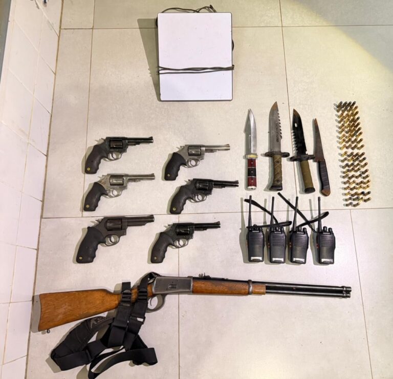 pm-detem-11-homens-e-apreende-armas-apos-denuncia-em-formosa-do-rio-preto