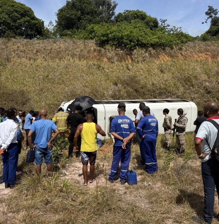acidente-entre-dois-micro-onibus-deixa-motorista-ferido-em-mata-de-sao-joao