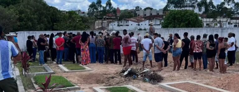 mulher-e-criancas-vitimas-de-acidente-com-11-mortos-sao-enterradas-no-extremo-sul-da-bahia