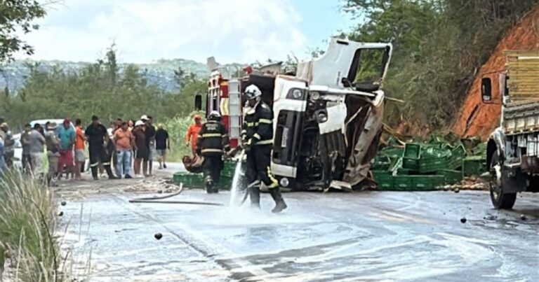caminhao-tomba-e-deixa-motorista-ferido-na-br-324-em-jacobina