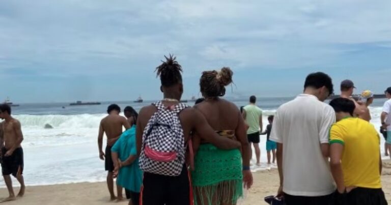 ressaca-em-copacabana-avanca-sobre-banhistas;-adolescente-segue-desaparecido