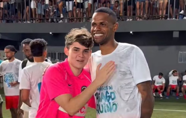 junior-santos-participa-de-jogo-festivo-em-feira-de-santana-durante-recuperacao-e-galo-promete-multa