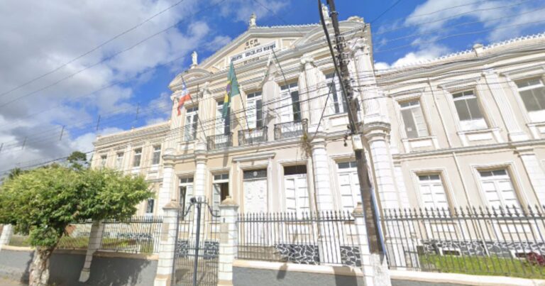 mulher-e-socorrida-em-estado-grave-apos-ser-encontrada-em-ribanceira-na-ba-001,-no-reconcavo-baiano