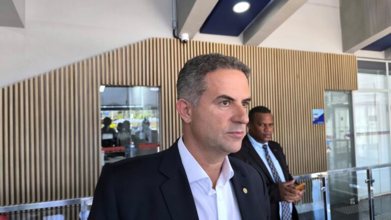 ricardo-maia-confirma-dialogo-com-grupo-de-acm-neto,-mas-sinaliza-permanencia-no-mdb-e-apoio-a-reeleicao-de-jeronimo