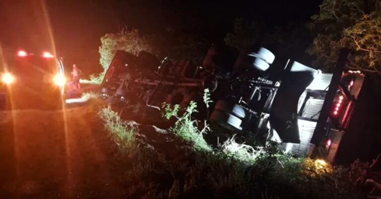 acidente-deixa-tres-pessoas-feridas-apos-carreta-tombar-em-trecho-da-br-324-em-riachao-do-jacuipe