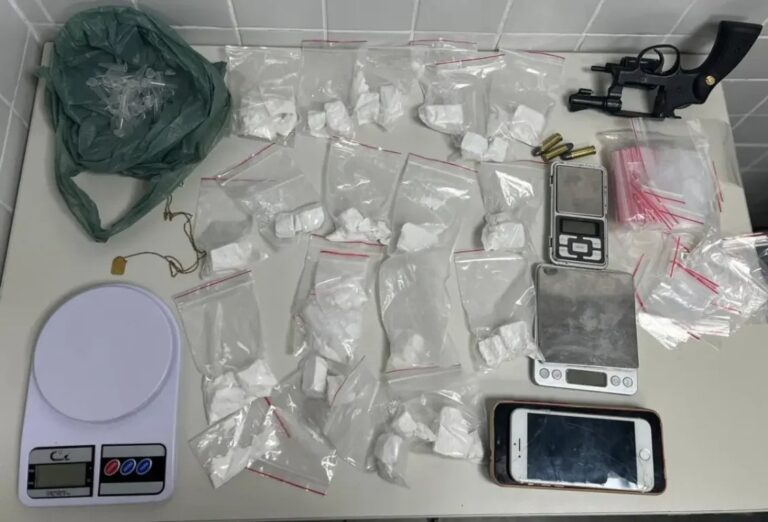 dois-homens-sao-presos-com-arma-e-drogas-em-feira-de-santana