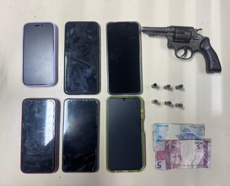 arma-de-fogo-e-celulares-sao-apreendidos-pela-pm-em-feira-de-santana