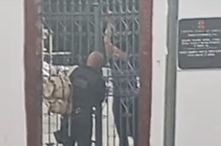 video:-mulher-fica-presa-dentro-do-cemiterio-senhor-do-bonfim,-em-brumado