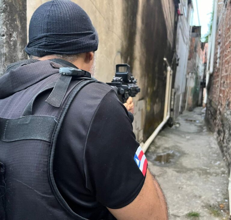 casal-e-preso-por-trafico-de-drogas-apos-denuncia-anonima-em-feira-de-santana