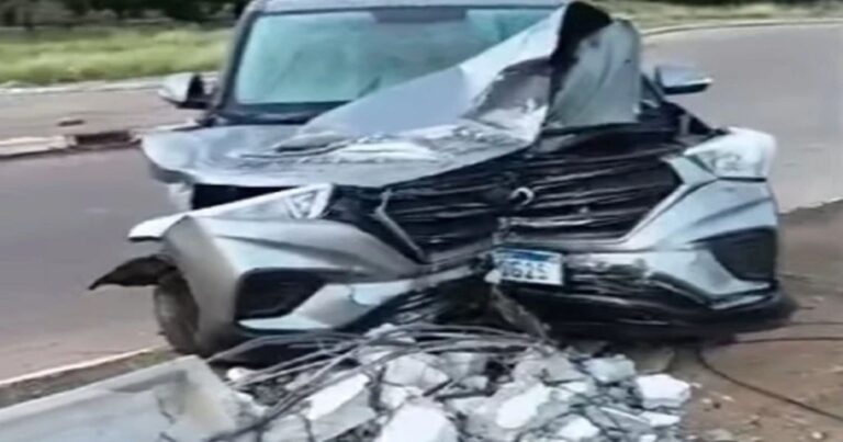 carro-colide-contra-poste-em-frente-ao-ifba-e-passageiros-abandonam-veiculo-no-sudoeste-baiano