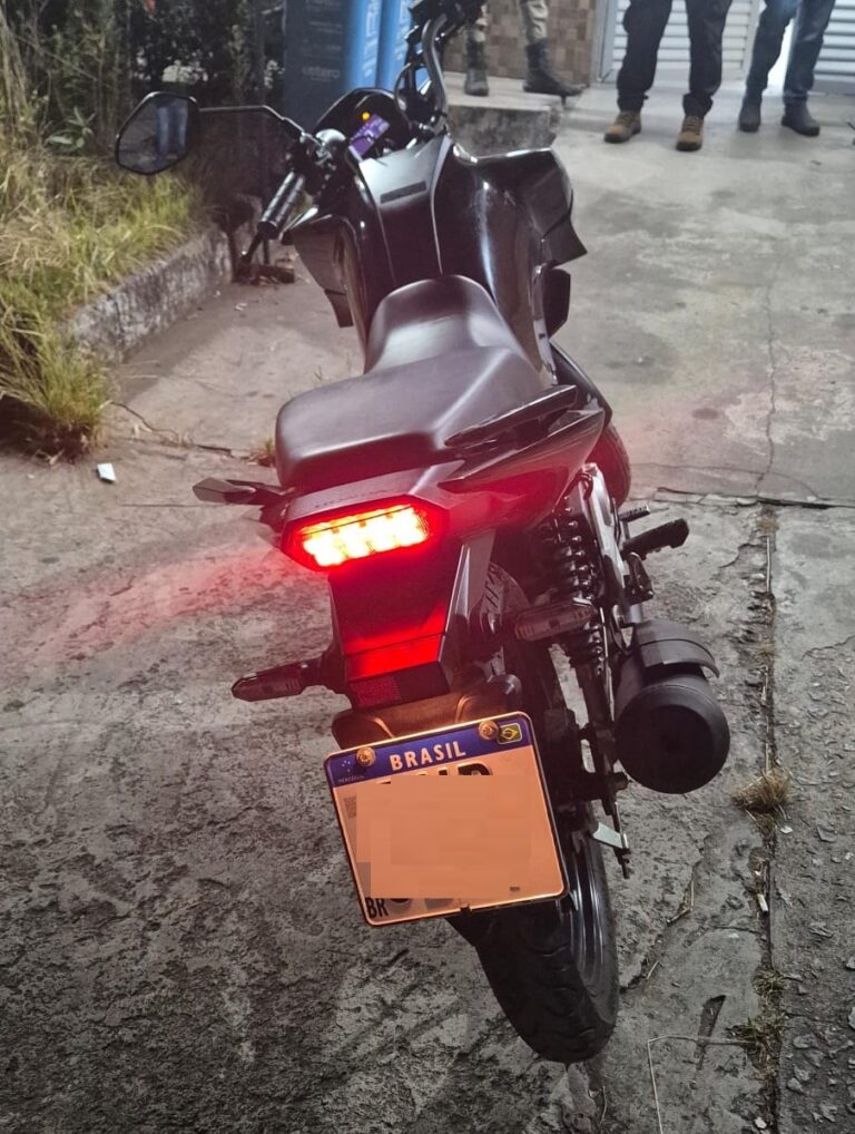 pm-recupera-motocicleta-com-restricao-de-roubo-no-bairro-de-piraja,-em-salvador