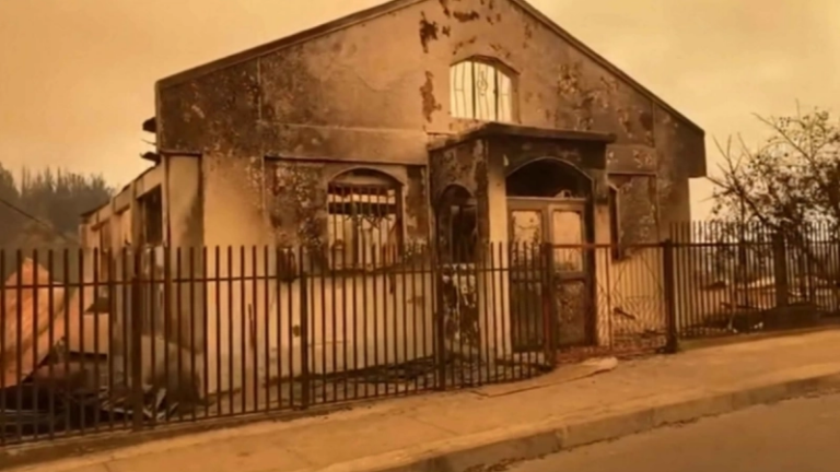 igrejas-estao-entre-os-edificios-destruidos-por-incendio-florestal-no-chile