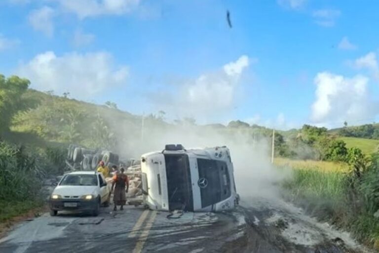 carreta-com-carga-de-cimento-tomba-e-bloqueia-trecho-da-br-101-em-itabela