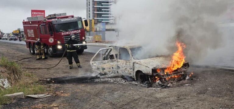 incendio-destroi-carro-em-avenida-de-feira-de-santana