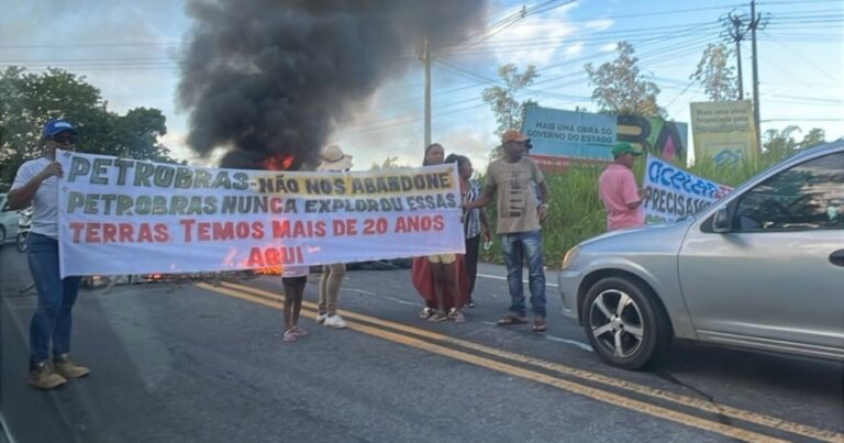 moradores-bloqueiam-pista-em-protesto-contra-acelen-entre-candeias-e-madre-de-deus