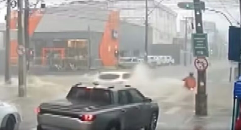 motociclista-e-arrastado-por-enxurrada-durante-forte-chuva-em-vitoria-da-conquista