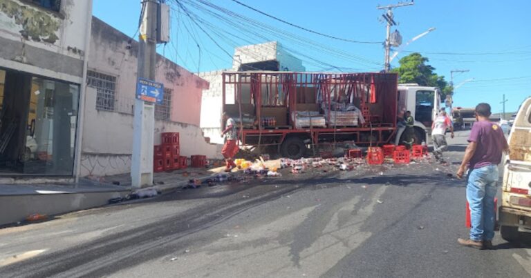 caminhao-de-bebidas-perde-forca-em-ladeira-e-atinge-muro-de-residencia-em-jacobina