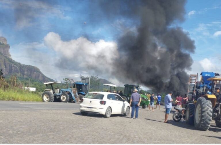 produtores-rurais-bloqueiam-br-101-em-itamaraju-contra-violencia-no-campo-e-invasoes-de-terra