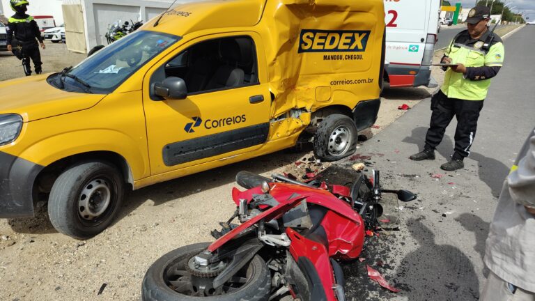 colisao-entre-moto-e-carro-dos-correios-deixa-dois-feridos-no-interior-baiano