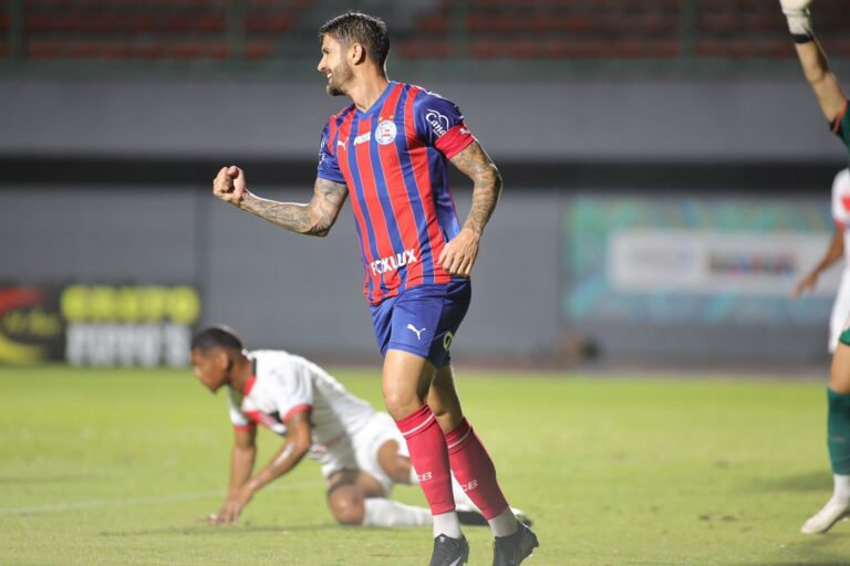 com-show-de-everaldo,-bahia-vence-o-ja-rebaixado-atletico-de-alagoinhas-no-baianao