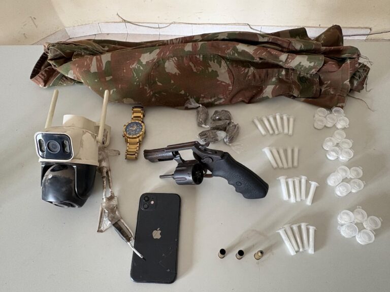homem-e-preso-com-arma-de-fogo-e-camera-de-seguranca-por-suspeita-de-trafico-de-drogas-no-interior-da-bahia