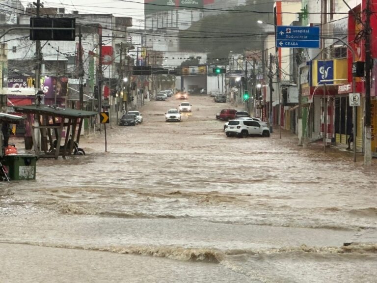 jaguaquara-registra-alagamentos-apos-20-minutos-de-chuva-no-centro-da-cidade