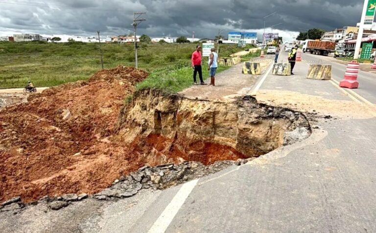 dnit-interdita-de-forma-parcial-br-em-serrinha-apos-cratera-aberta-por-chuvas