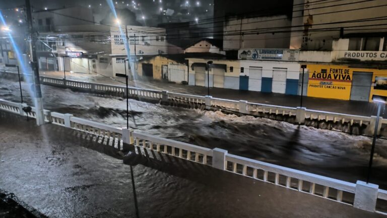 rio-transborda-em-jacobina;-agua-quase-passa-de-cancela-em-ipira-devido-a-chuvas