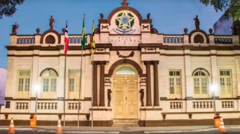 piso-da-prefeitura-na-bahia-cede-e-deixa-alunos-feridos-durante-visita