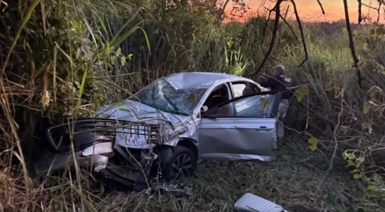 suspeito-foge-da-prf,-provoca-acidente-e-abandona-carro-com-30-kg-de-maconha-em-feira-de-santana