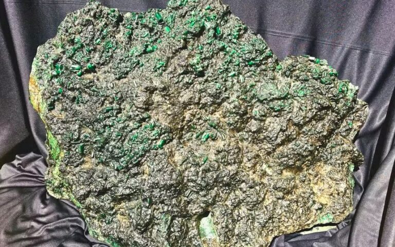 esmeralda-de-142-kg-encontrada-na-bahia-vai-a-leilao-com-lance-inicial-de-quase-r$-80-milhoes