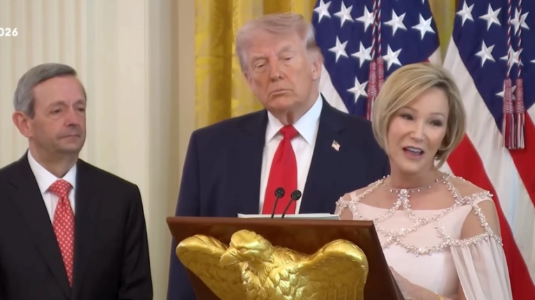 televangelista-paula-white-compara-trump-a-jesus-durante-almoco-de-pascoa,-gerando-criticas