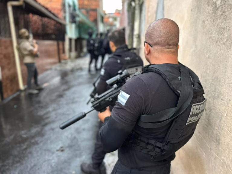 policia-apreende-arsenal-e-drogas-e-suspeito-do-‘baralho-do-crime’-morre-em-confronto-na-mata-de-sao-joao