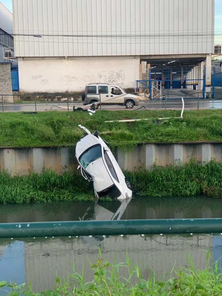 carro-cai-em-corrego-em-lauro-de-freitas-na-manha-desta-quarta-feira